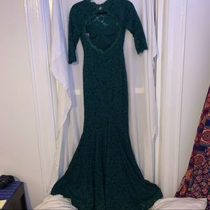 BETSY & ADAM SIZE 2 [NEVER WORN]
- LACE HUNTER GREEN LONG PROM DRESS 🍀💚